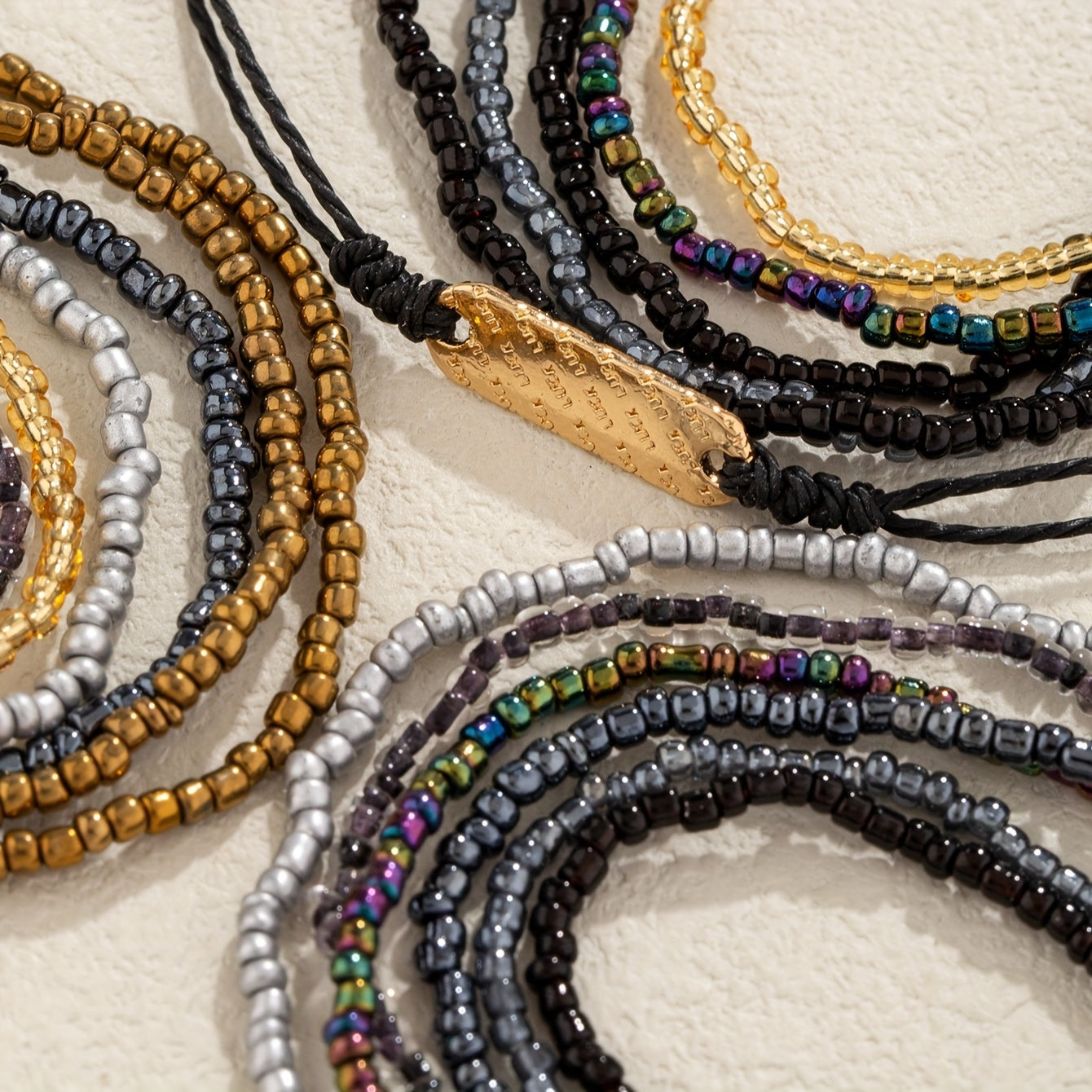 18-teiliges Glasperlenarmband-Set – Schwarz & Gold für Urlaub & Party