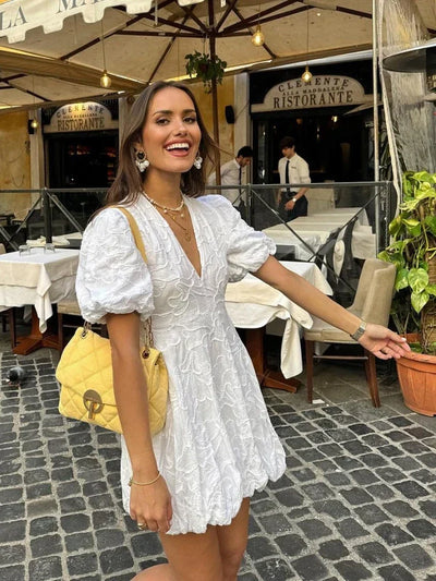 Weiße Sommerkleid mit Stickerei & Rüschen