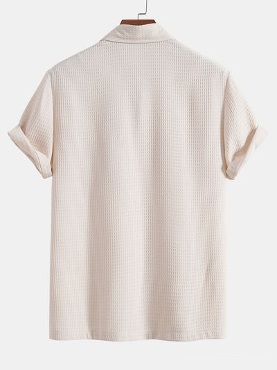 Waffel-Poloshirt mit Tasche und Waffel-Shorts.