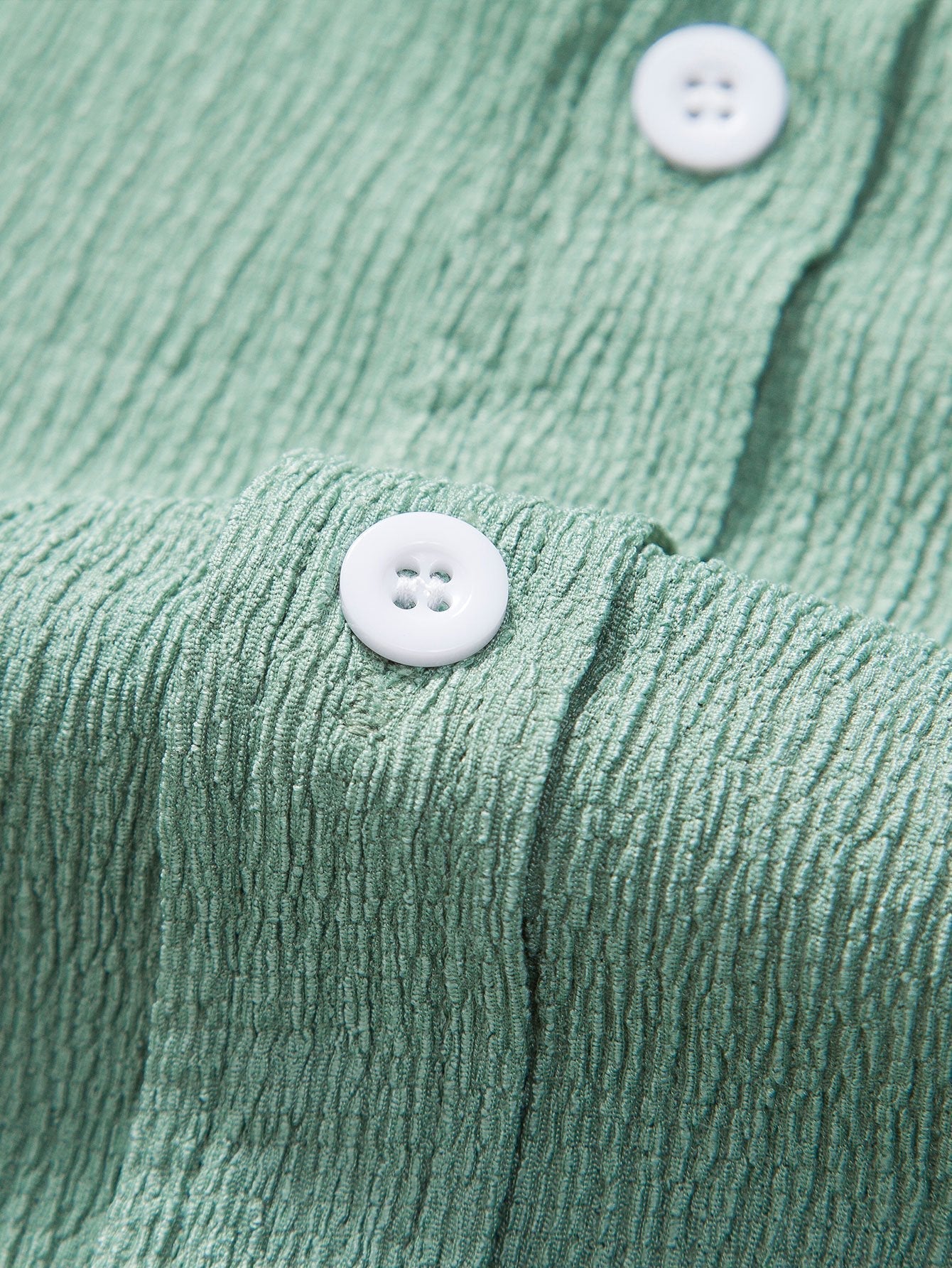 Zerknittertes strukturiertes Hemd mit Knopfleiste